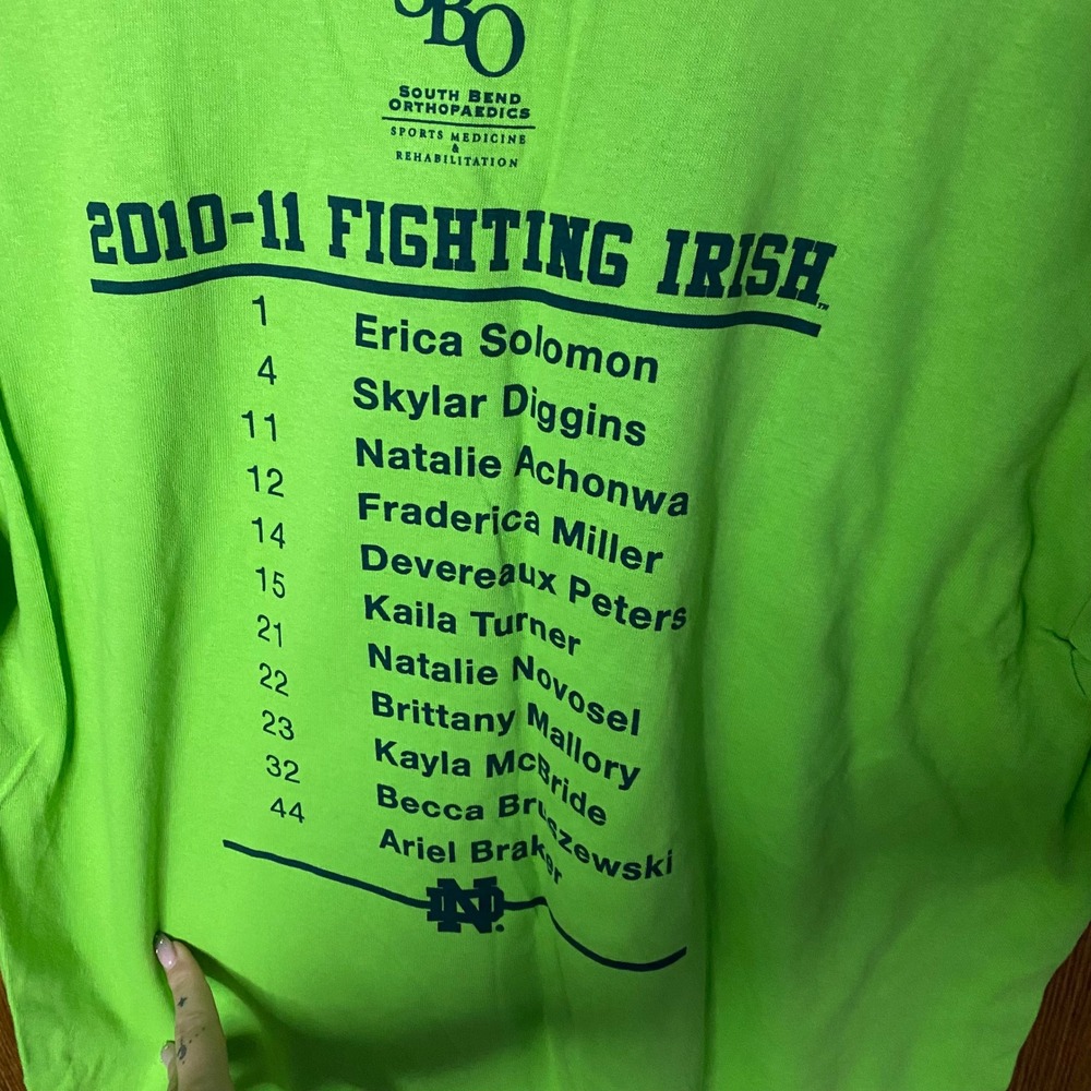 Gildan Notre Dame Basketball T Shirt Mens L Green 2010-11 Fighting Irish Roster - Picture 5 of 5